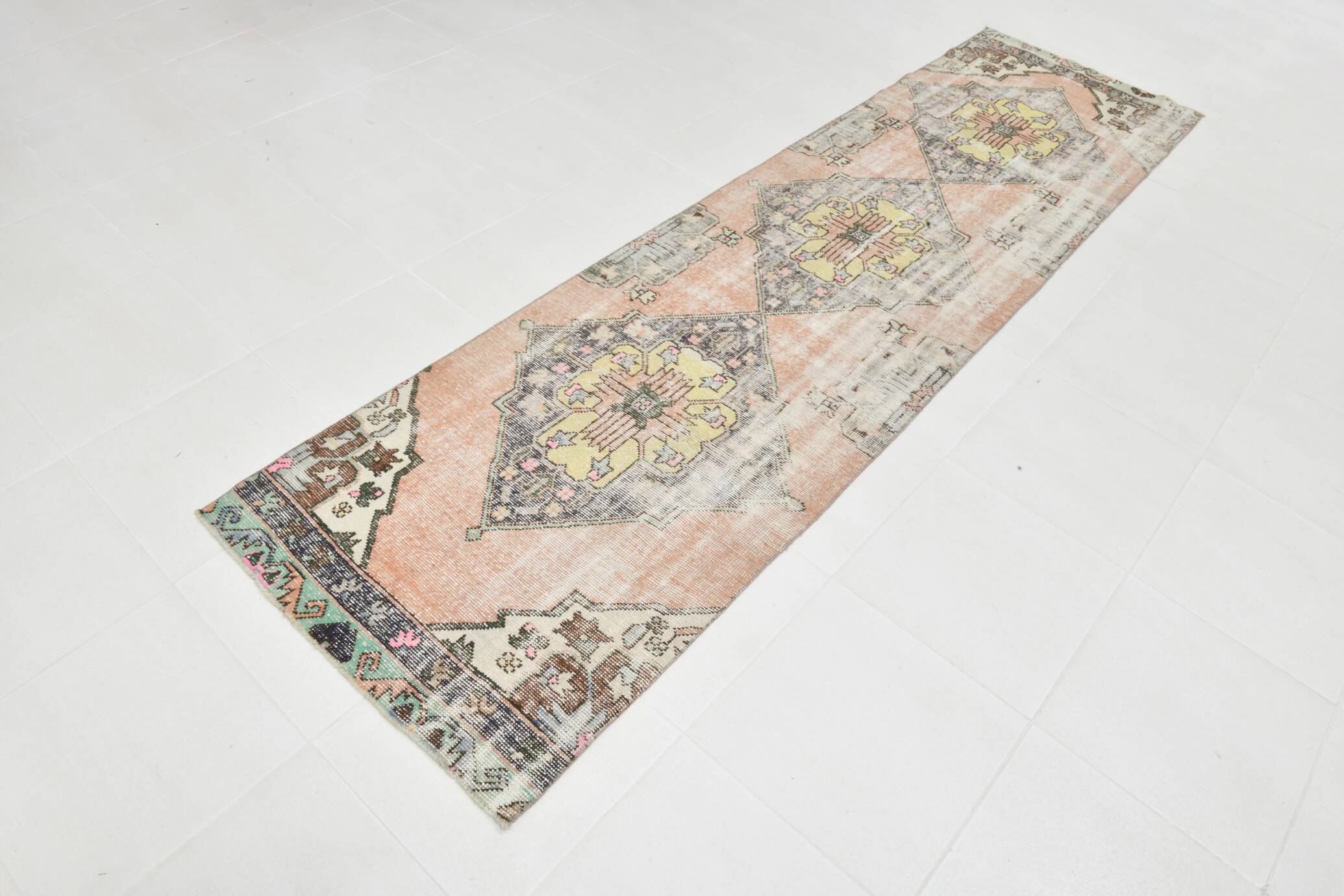 Tapis persan saumon et crème, 82 x 307 cm