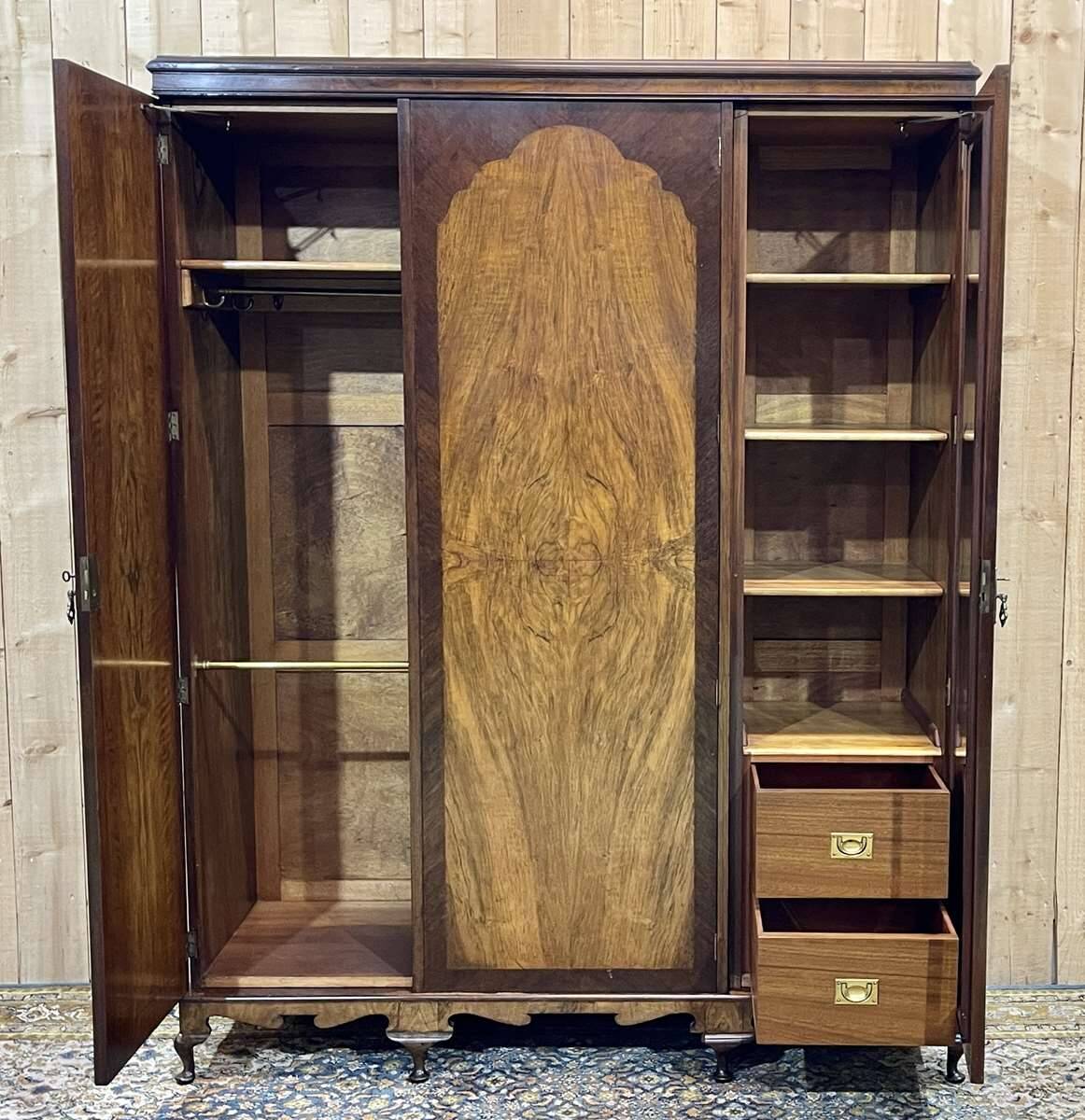 Penderie anglaise 3 portes en loupe de noyer des années 1930