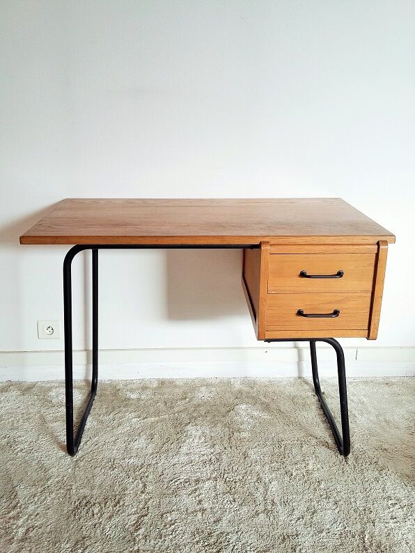 Minimalist vintage desk of the 1950s