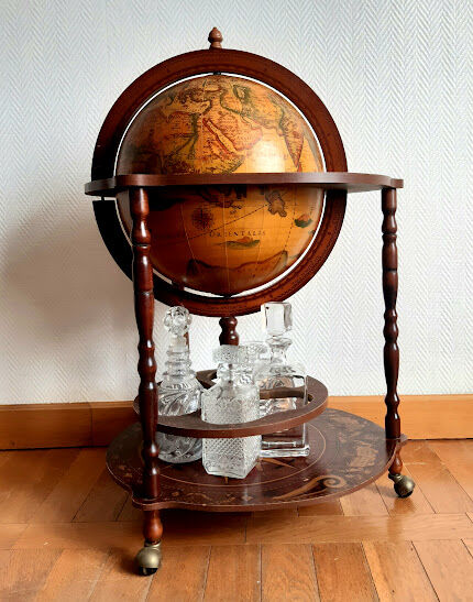 Vintage world map bar