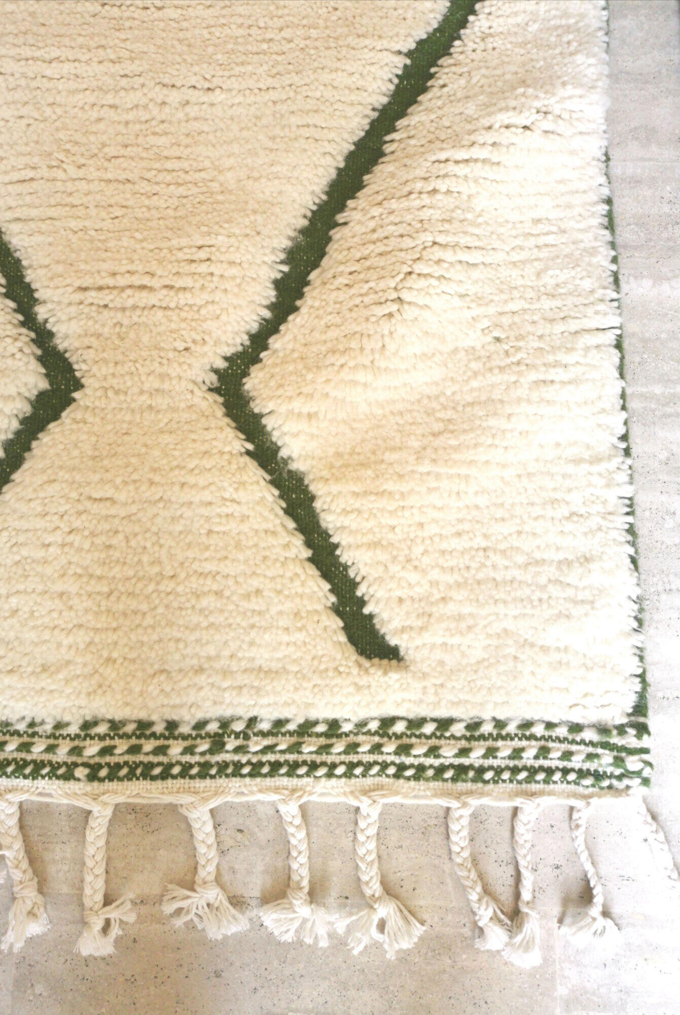 Magnificent Berber carpet Béni Ouarain green and white with diamonds and braided border