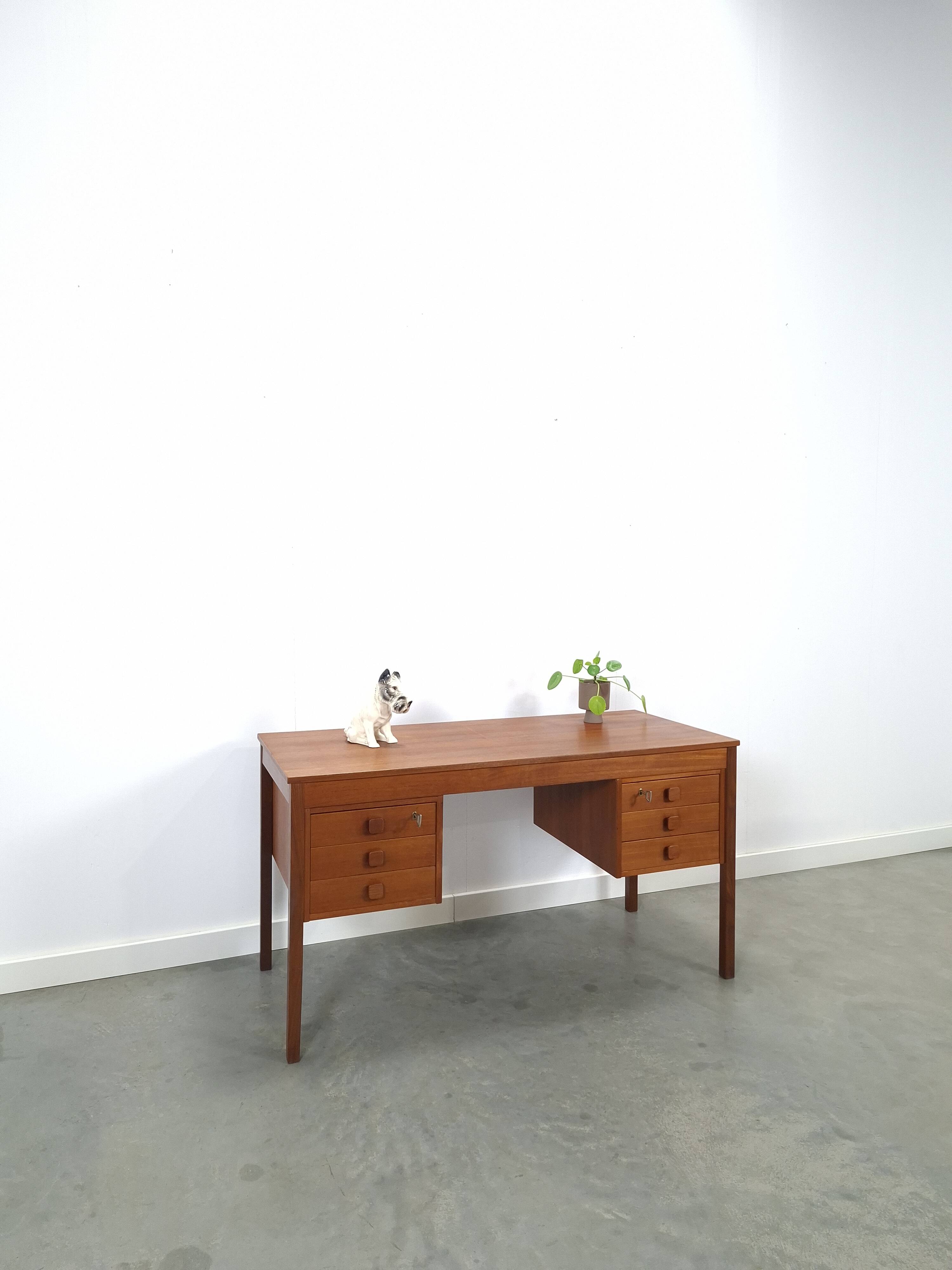 Teak vrijstaand bureau met lade uit Denemarken