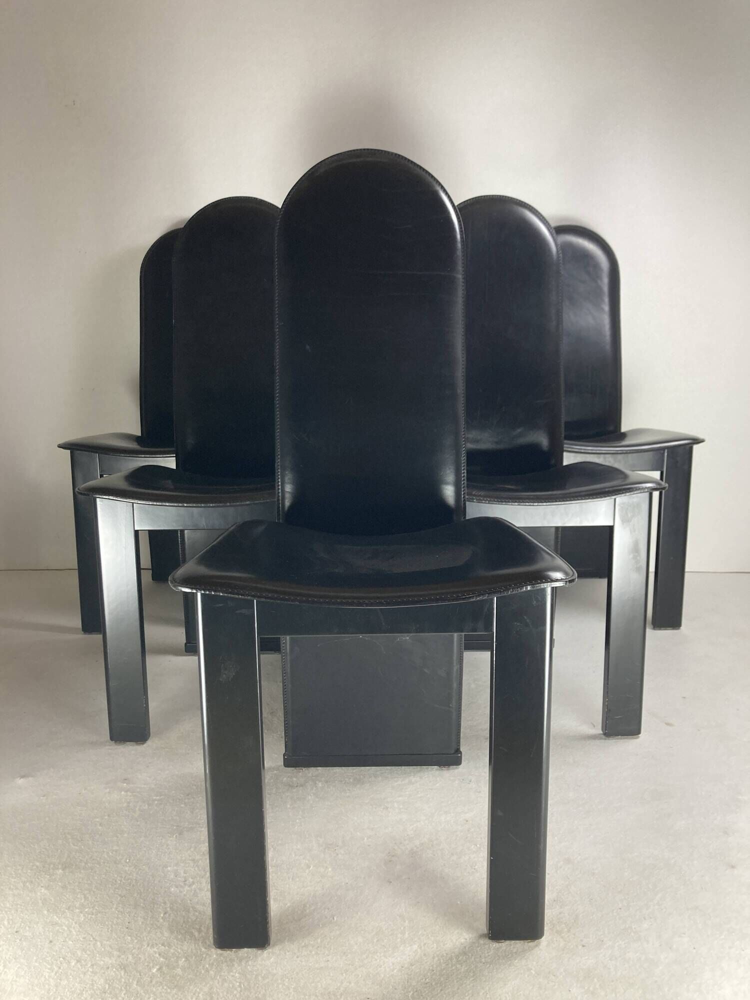 Post modern Memphis high back black leather stitched organic dining chairs, set of 6. Italy, 1980s