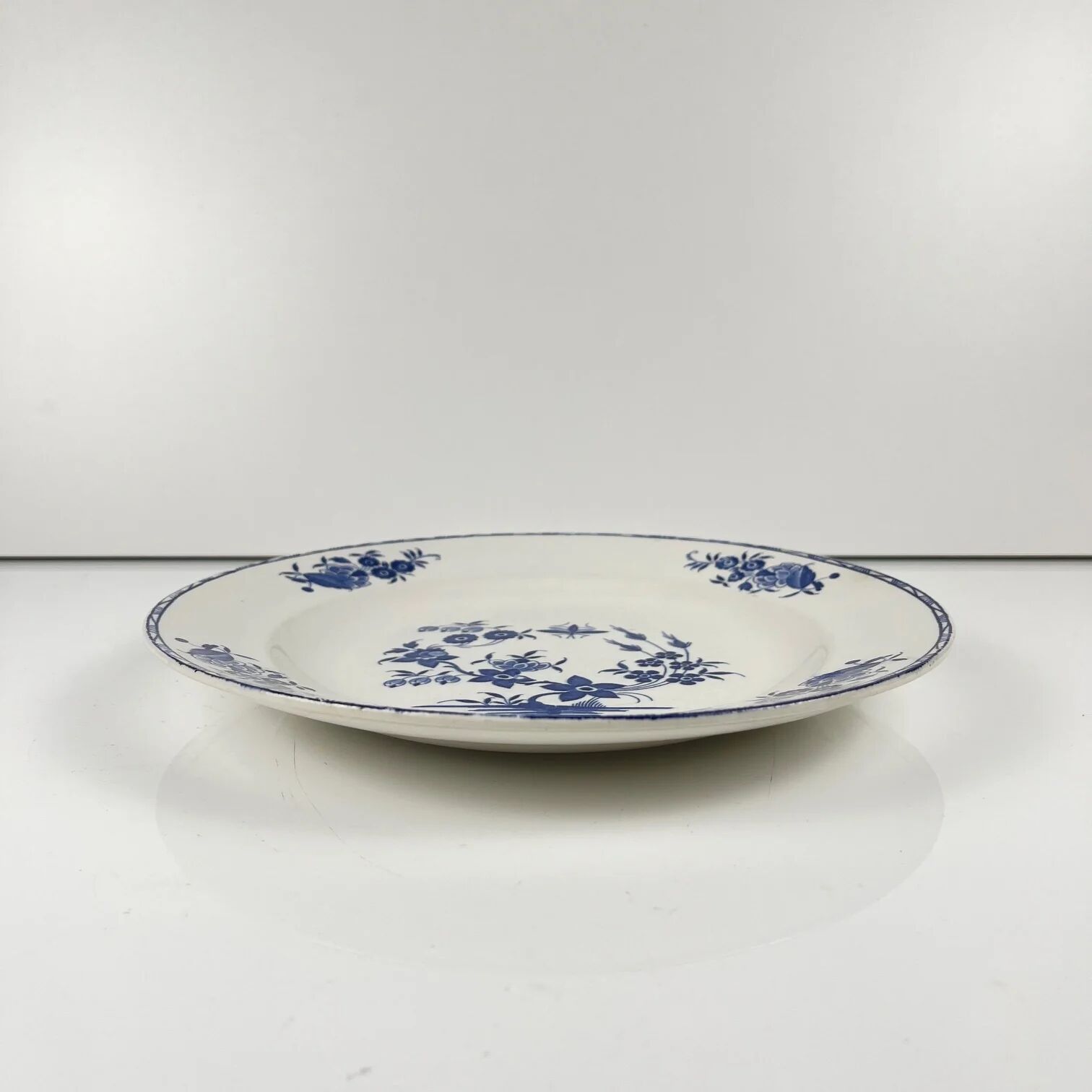 Flat plate "Grand bouquet", Boch brothers, La Louvière, Belgium, 1920