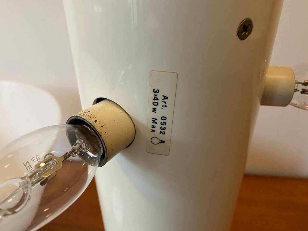 Guzzini lamp, white lacquered metal, height 55cm, 1970s vintage