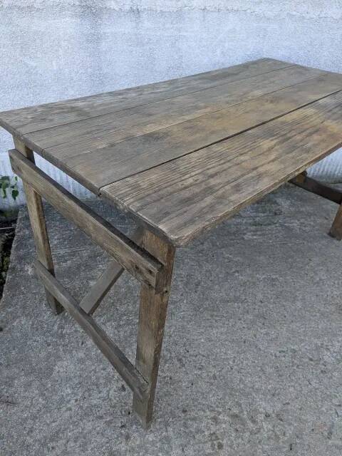 Folding table