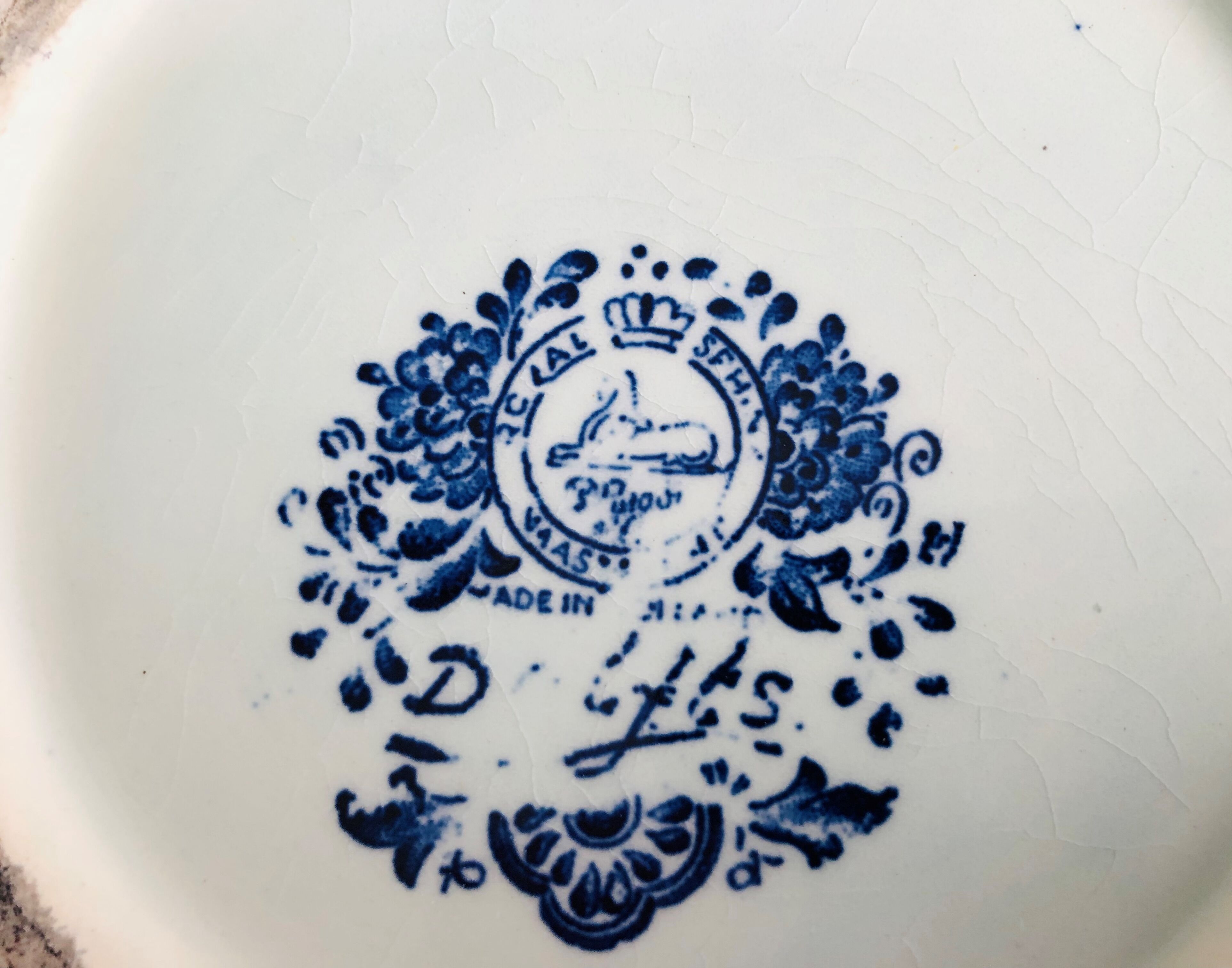 Large covered pot in Delft earthenware