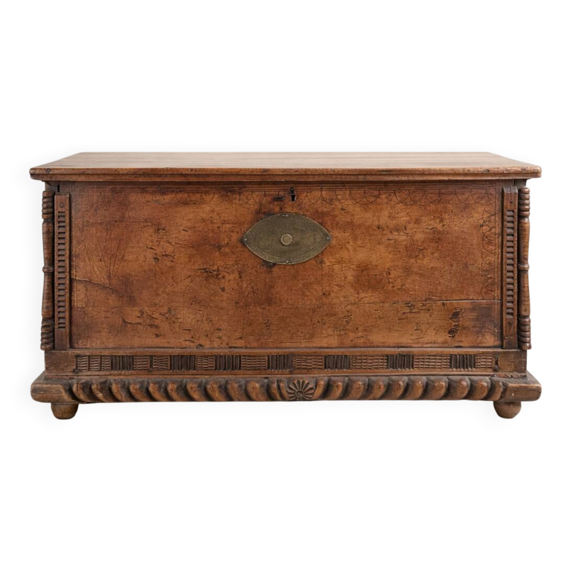 Coffre ancien en bois sculpté
