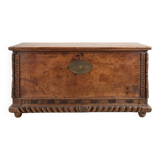 Coffre ancien en bois sculpté
