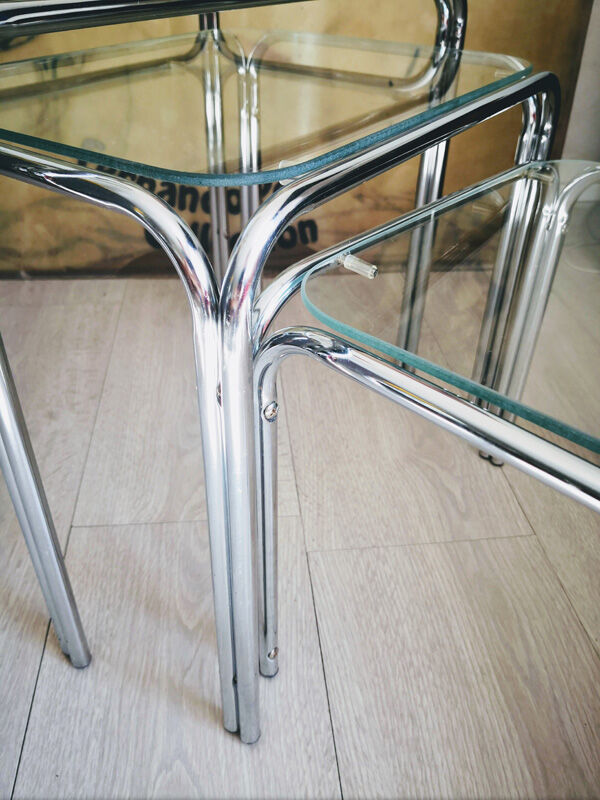 Trio de tables gigognes en métal et verre trempé
