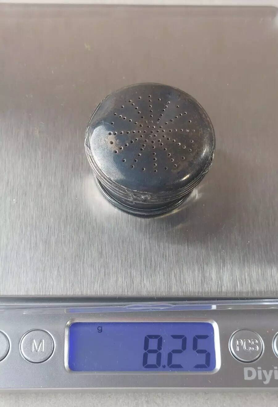 Antique table powder shaker, in engraved glass and solid silver, X