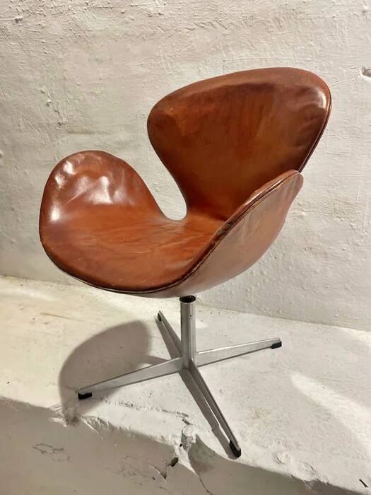 First edition Arne Jacobsen Swan chair, original patinated leather, 1950s