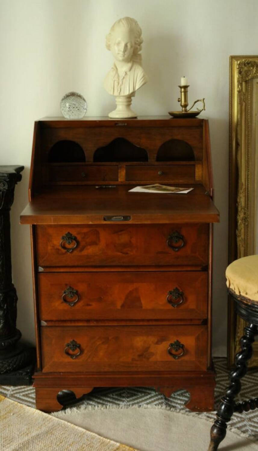 Sloped walnut secretary from the 20th century.