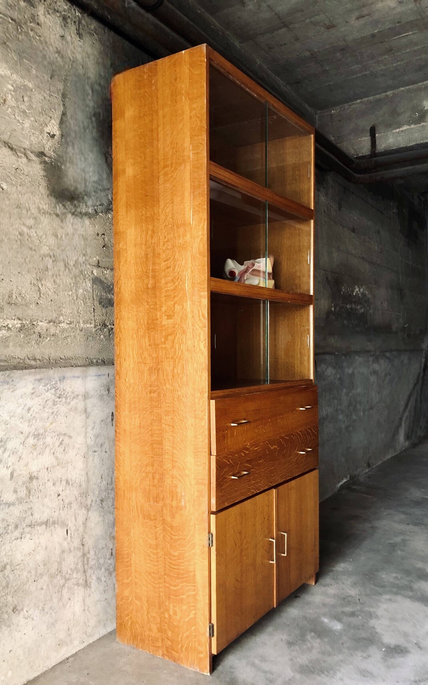 Display cabinet in Modernist style / mid-20th century