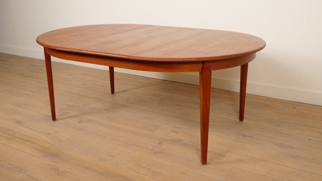 Vintage round dining table | extendable | teak | 125 - 185 cm