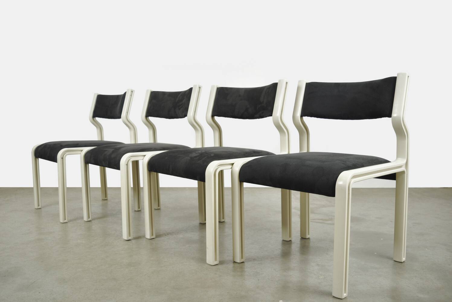 🟡 PASTOE plastic dining table chairs, Pierre Mennen, 70s Netherlands