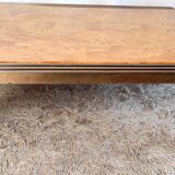 Table basse design en loupe d’orme et laiton – années 70