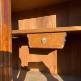 Armoire vitrée en noyer du  français