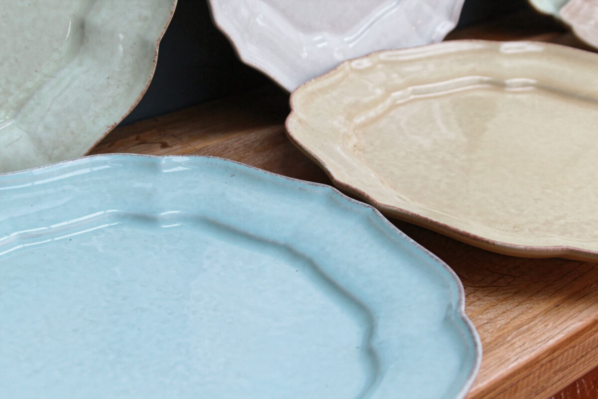 Lot de 9 assiettes de présentation multicolores