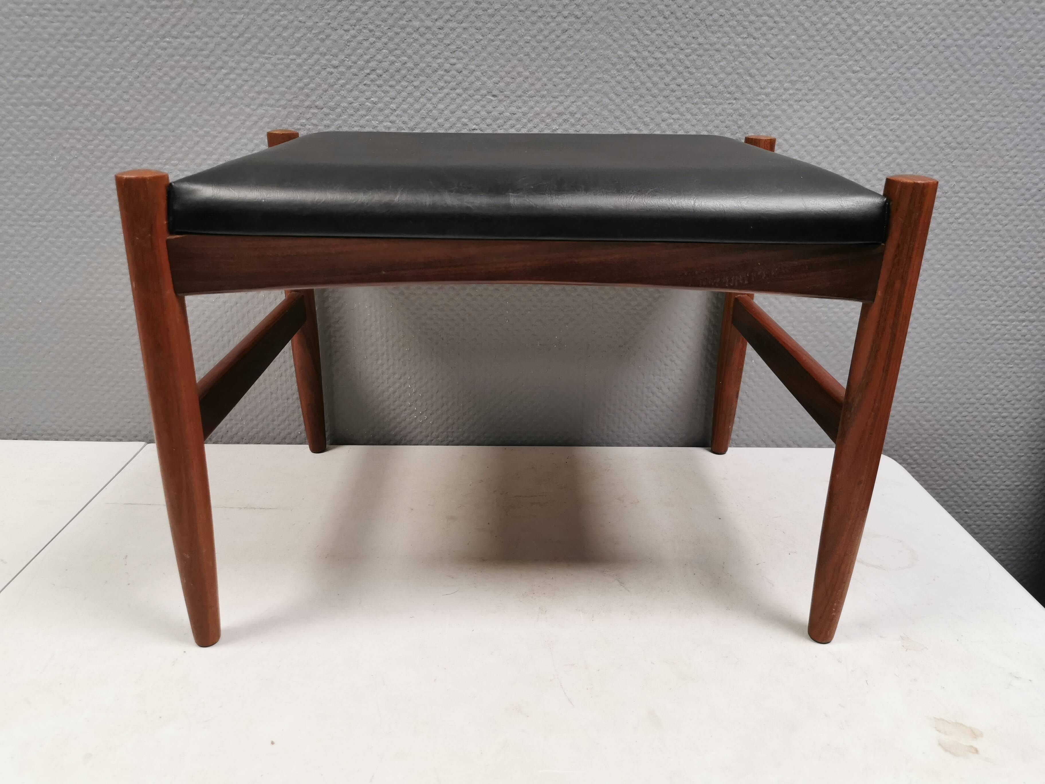 Pouf danois en teck et simili cuir noir 'Skai', années 1960-70.