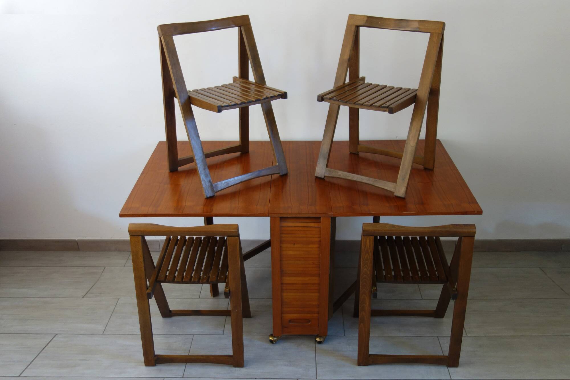 Drop-leaf table and 4 folding chairs, 1960