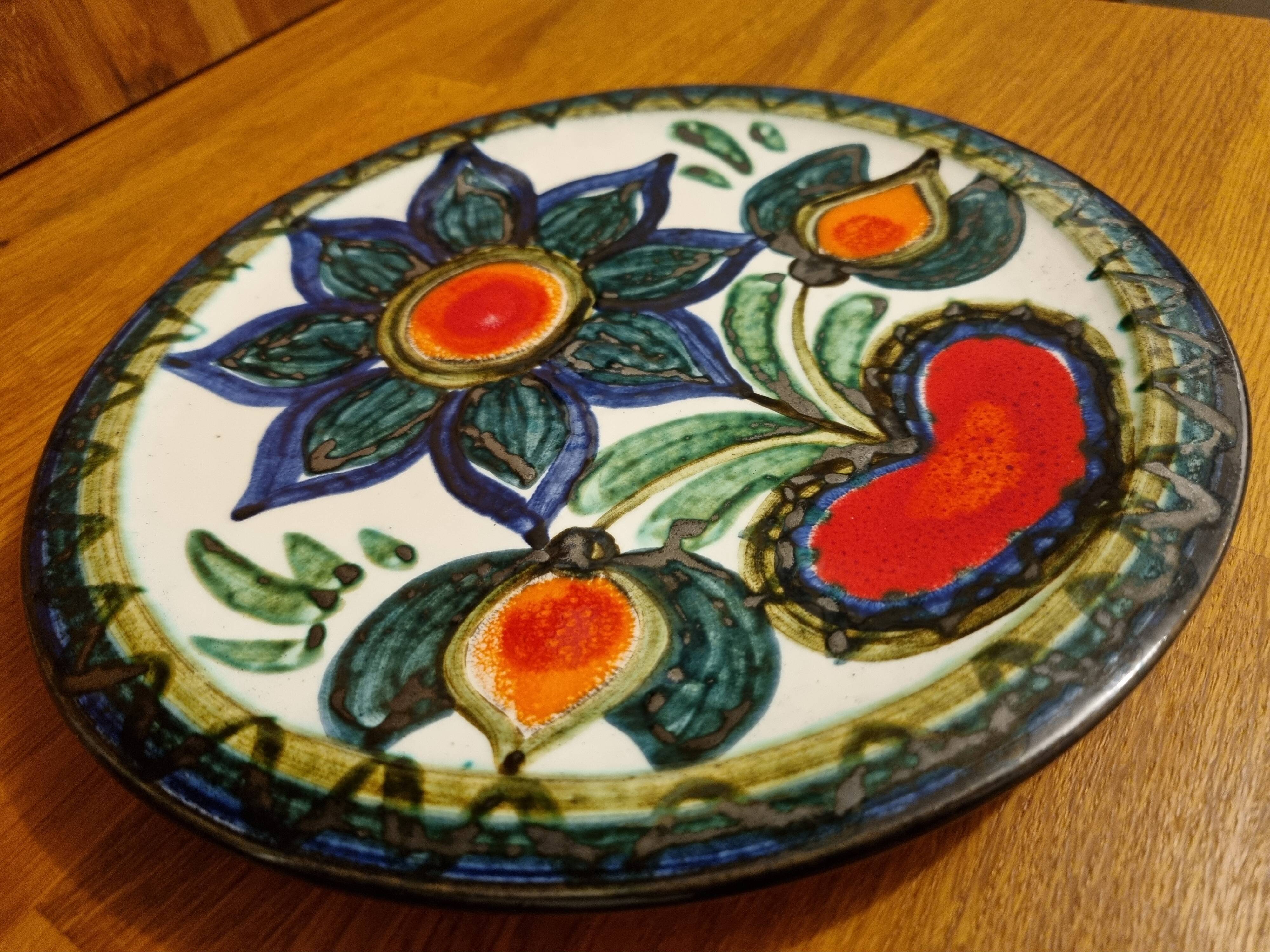 Decorative plate 70s Stylized flower and heart pattern
