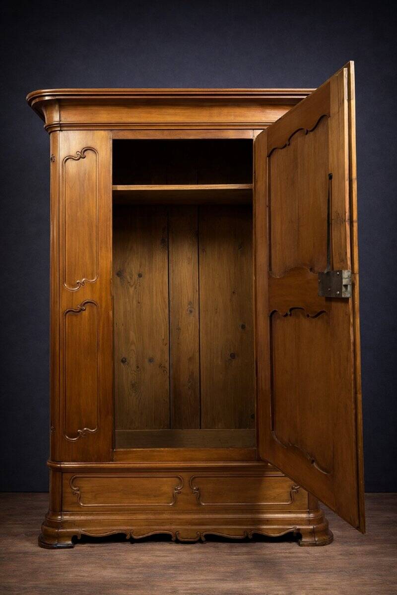Armoire bonnetière ancienne en merisier et marquéterie – Style Louis XIV