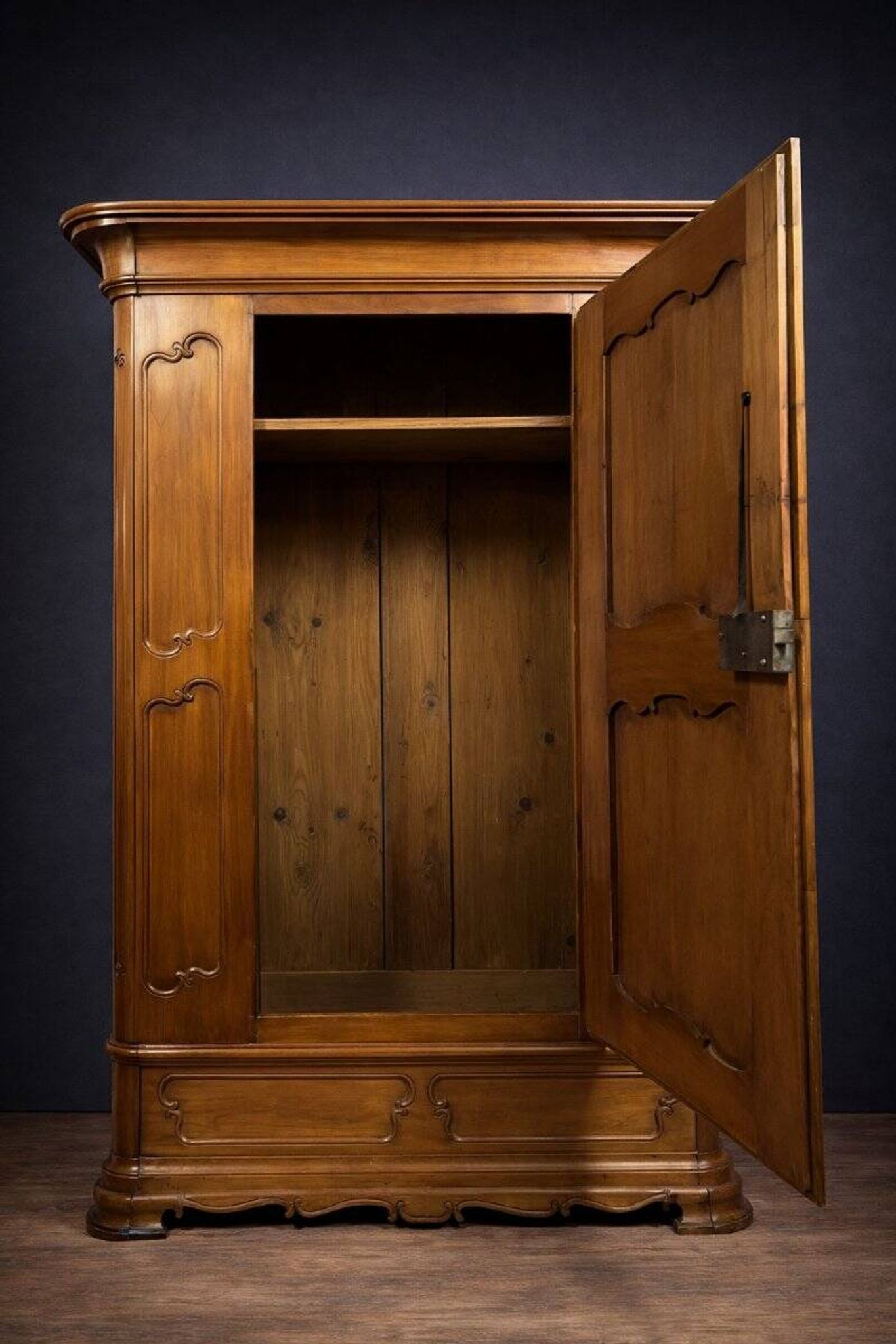 Armoire bonnetière ancienne en merisier et marquéterie – Style Louis XIV
