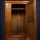 Armoire bonnetière ancienne en merisier et marquéterie – Style Louis XIV