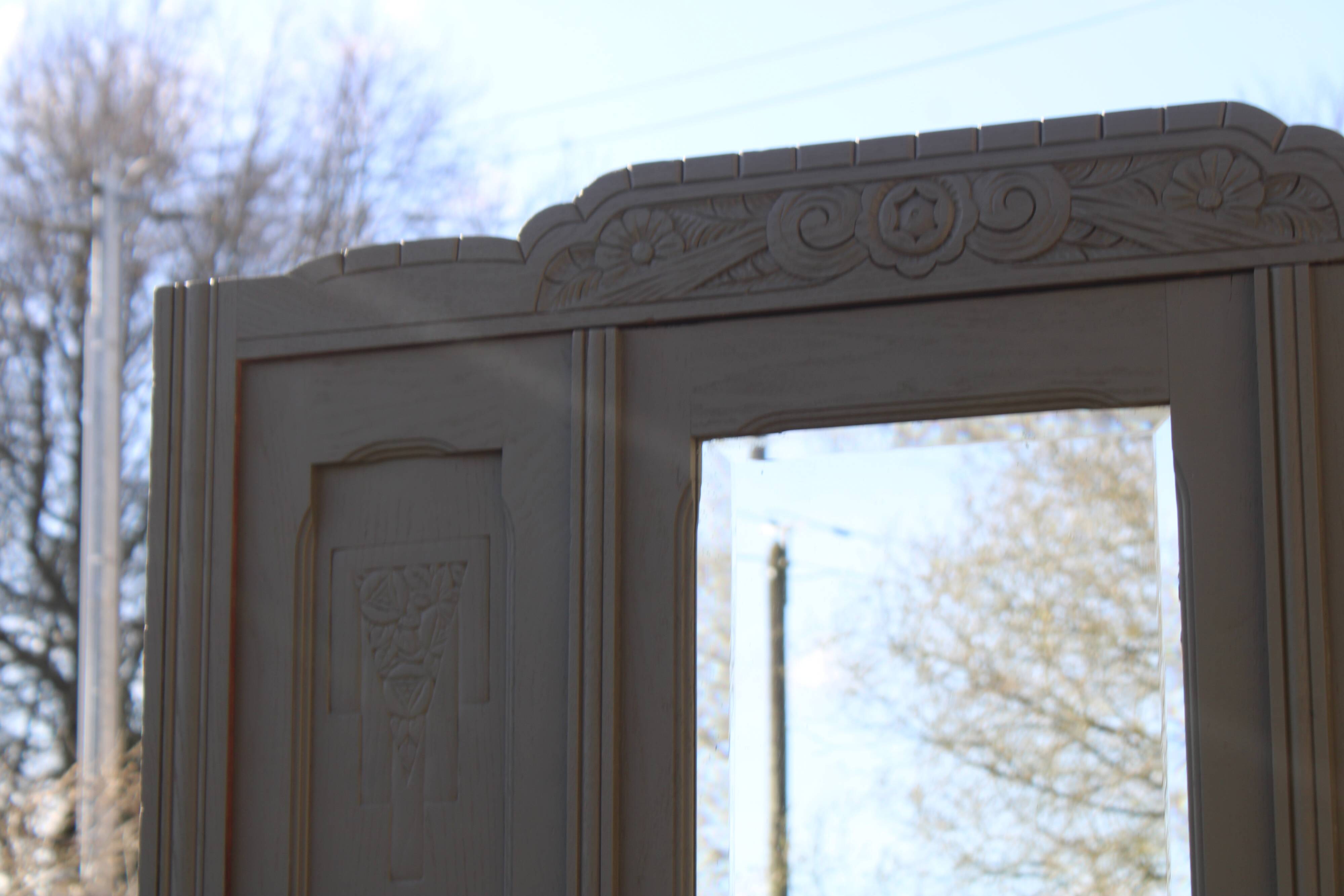 Art Deco wardrobe with three doors – Kaki Barda (Liberon)