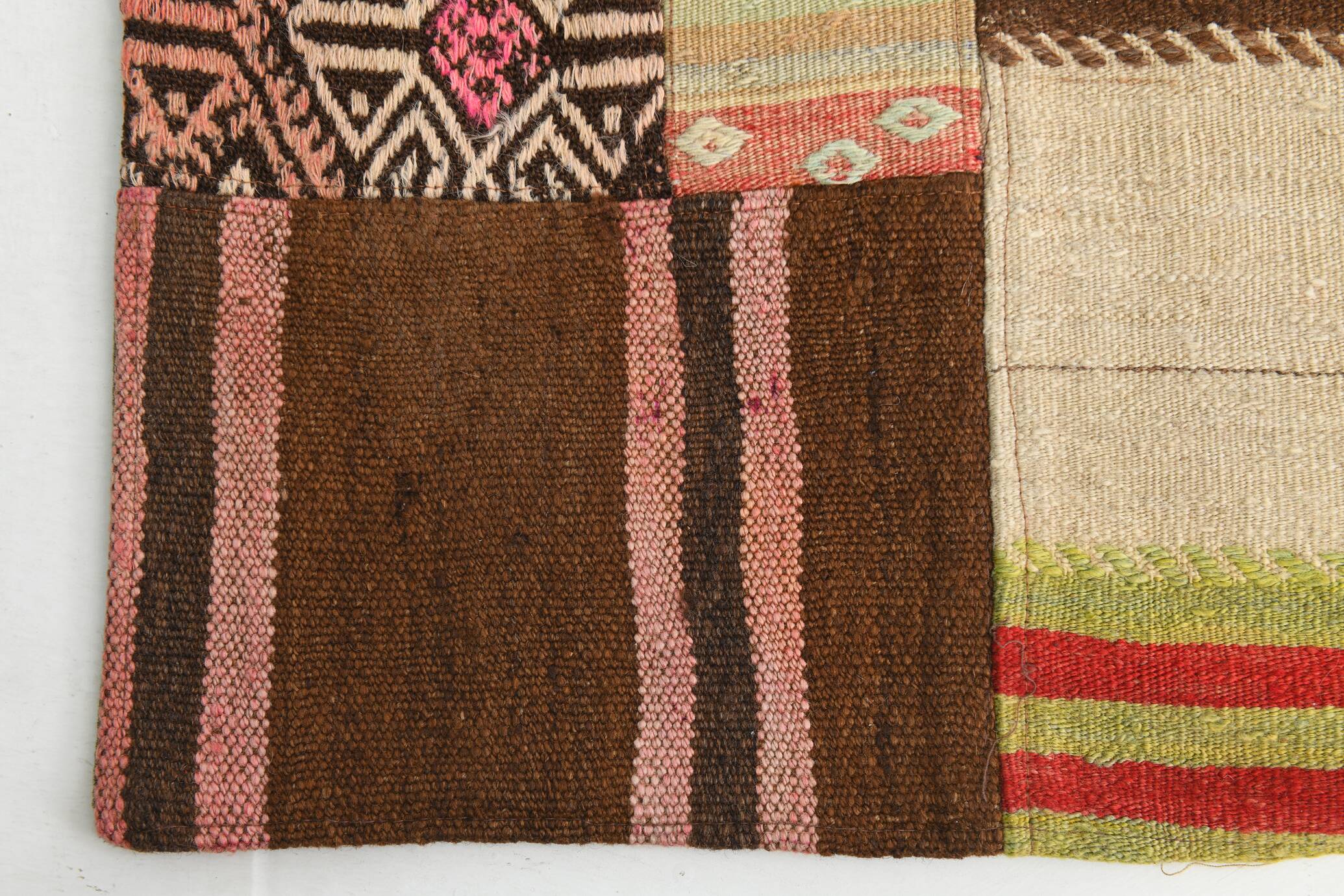 Tapis Kilim fait main contemporain rouge et marron, 165x240 cm