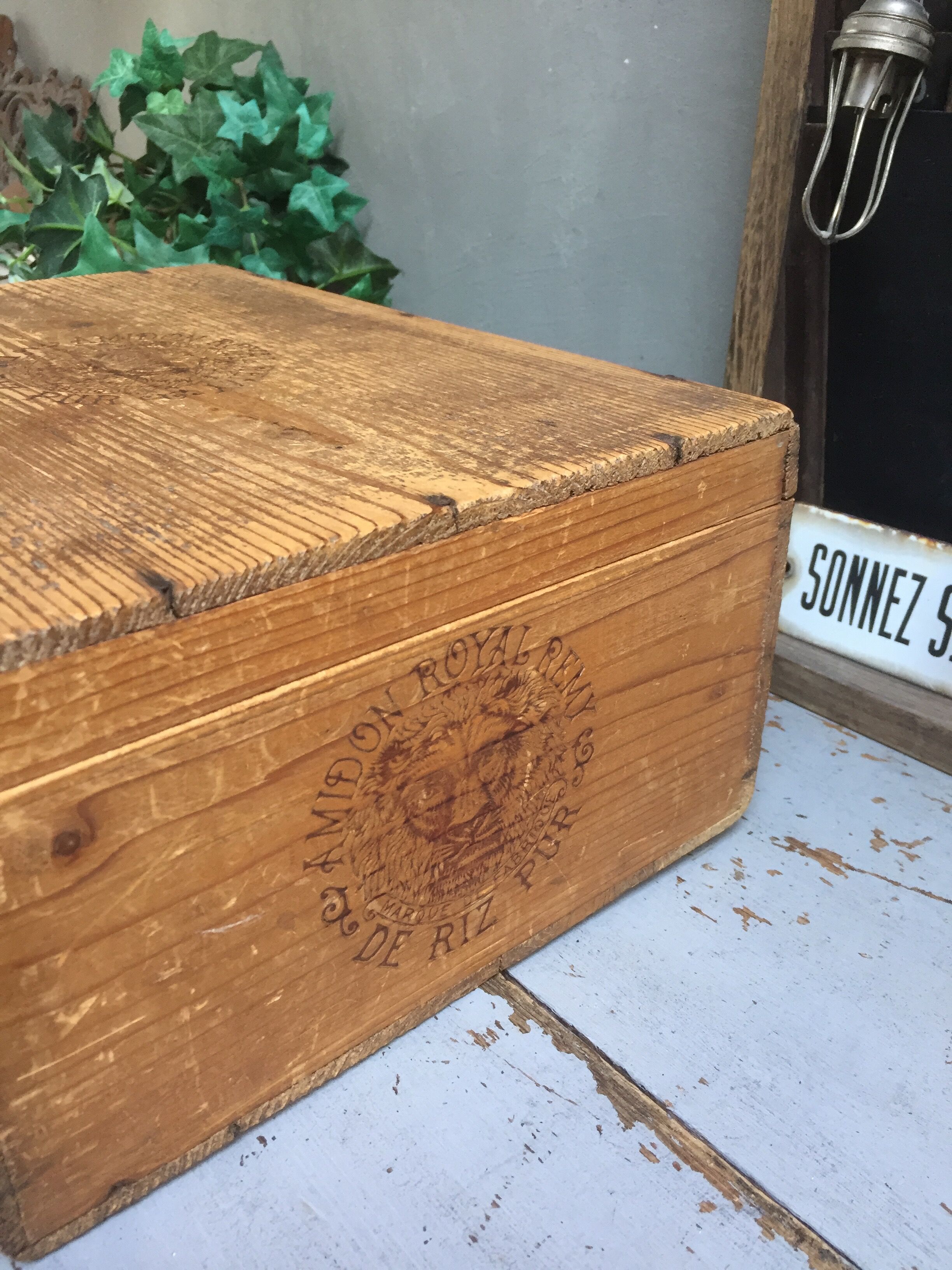 Former "starch Royal Remy" wooden box