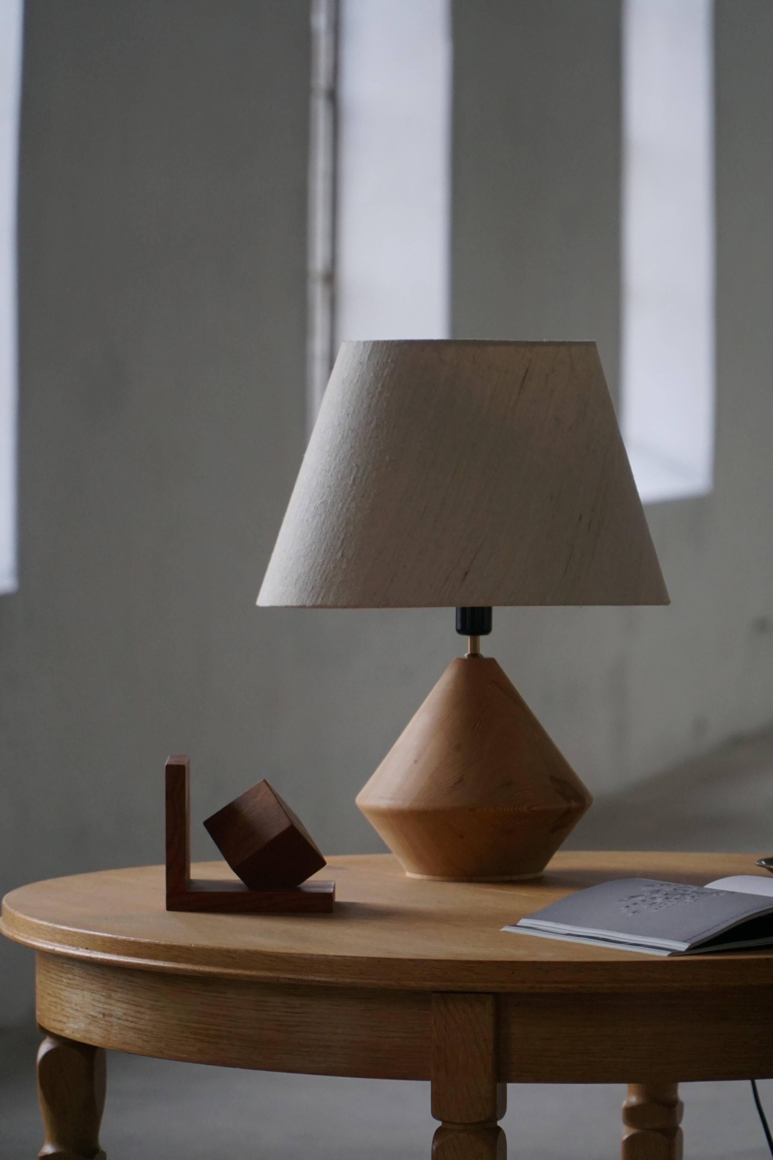 Sculptural Danish modern table lamp in wood by Kirk, 1980s.