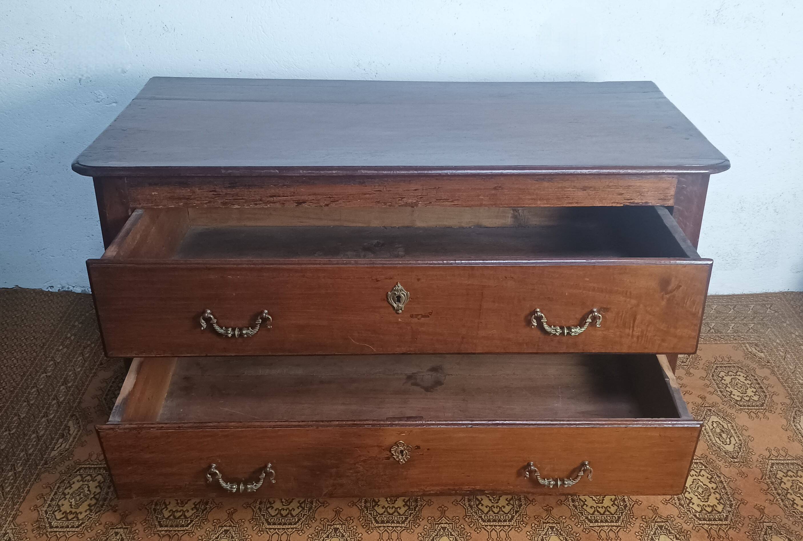 Grande commode sauteuse époque 18ème