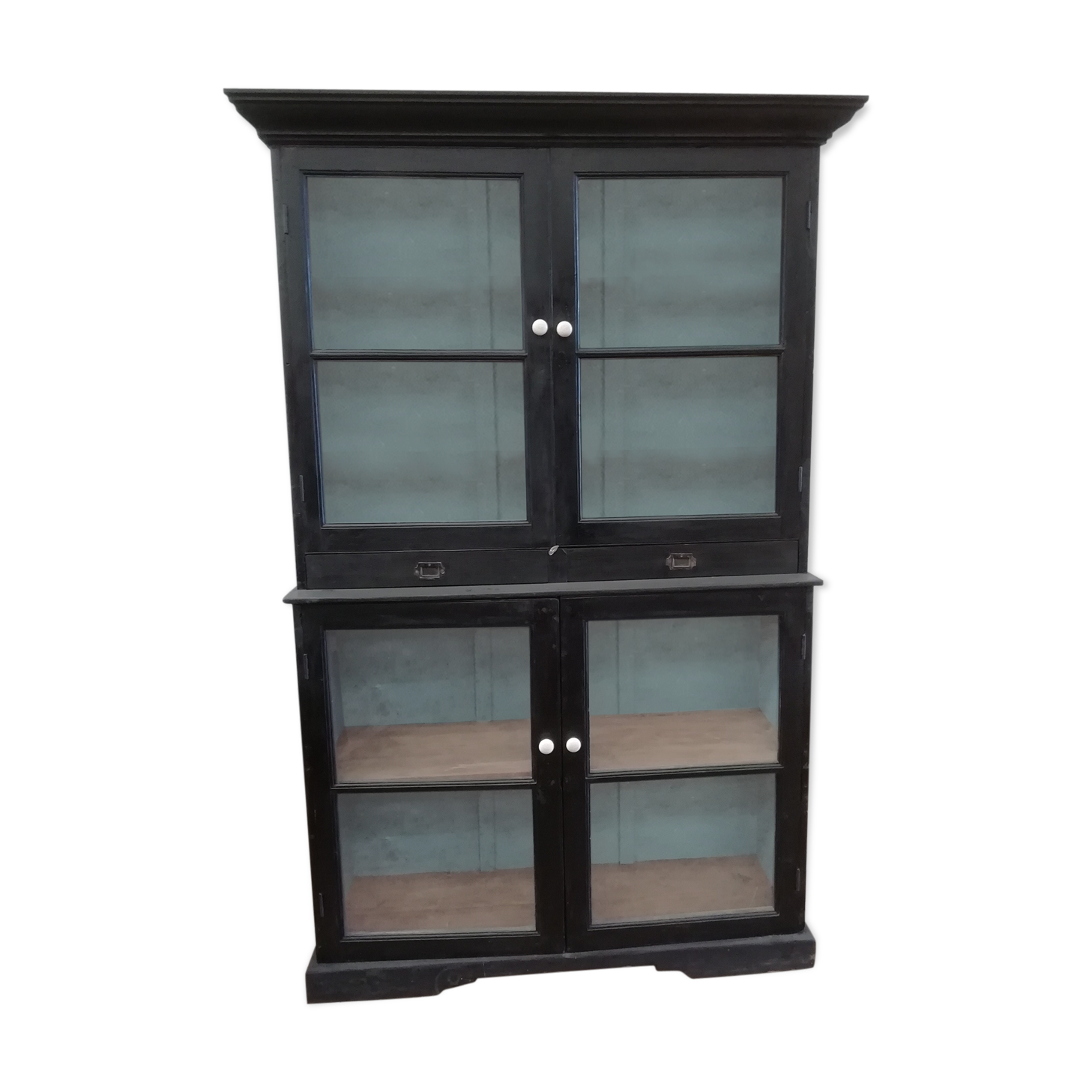 Glass-enclosed croat