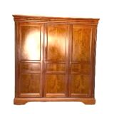 Armoire en merisier style Louis Philippe