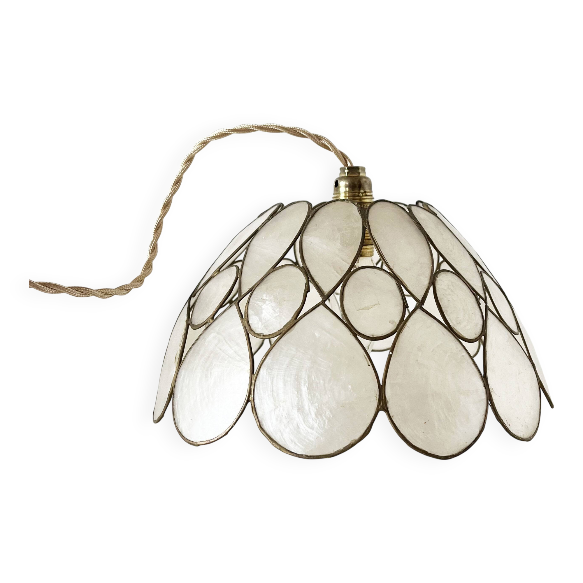 Mother-of-pearl petal pendant lamp