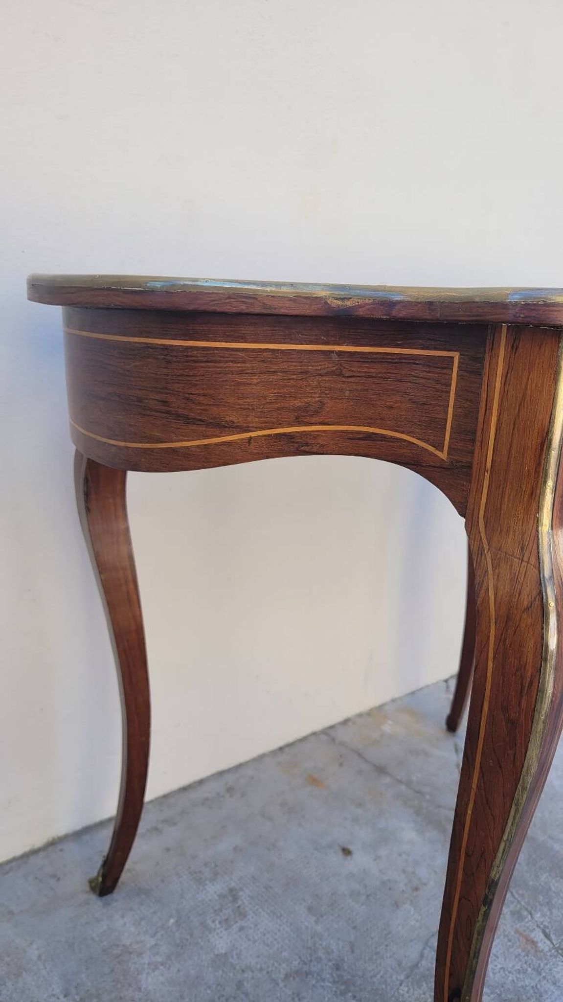 Table bureau de milieu de forme violonnée Napoléon iii 19ème en marqueterie