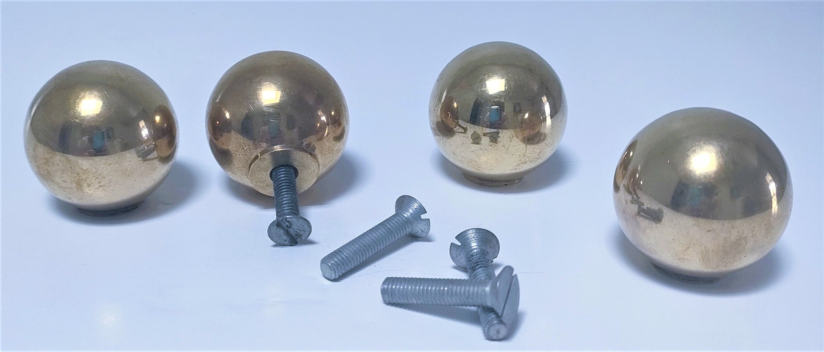 Quatre poignées boules laiton massif années 70