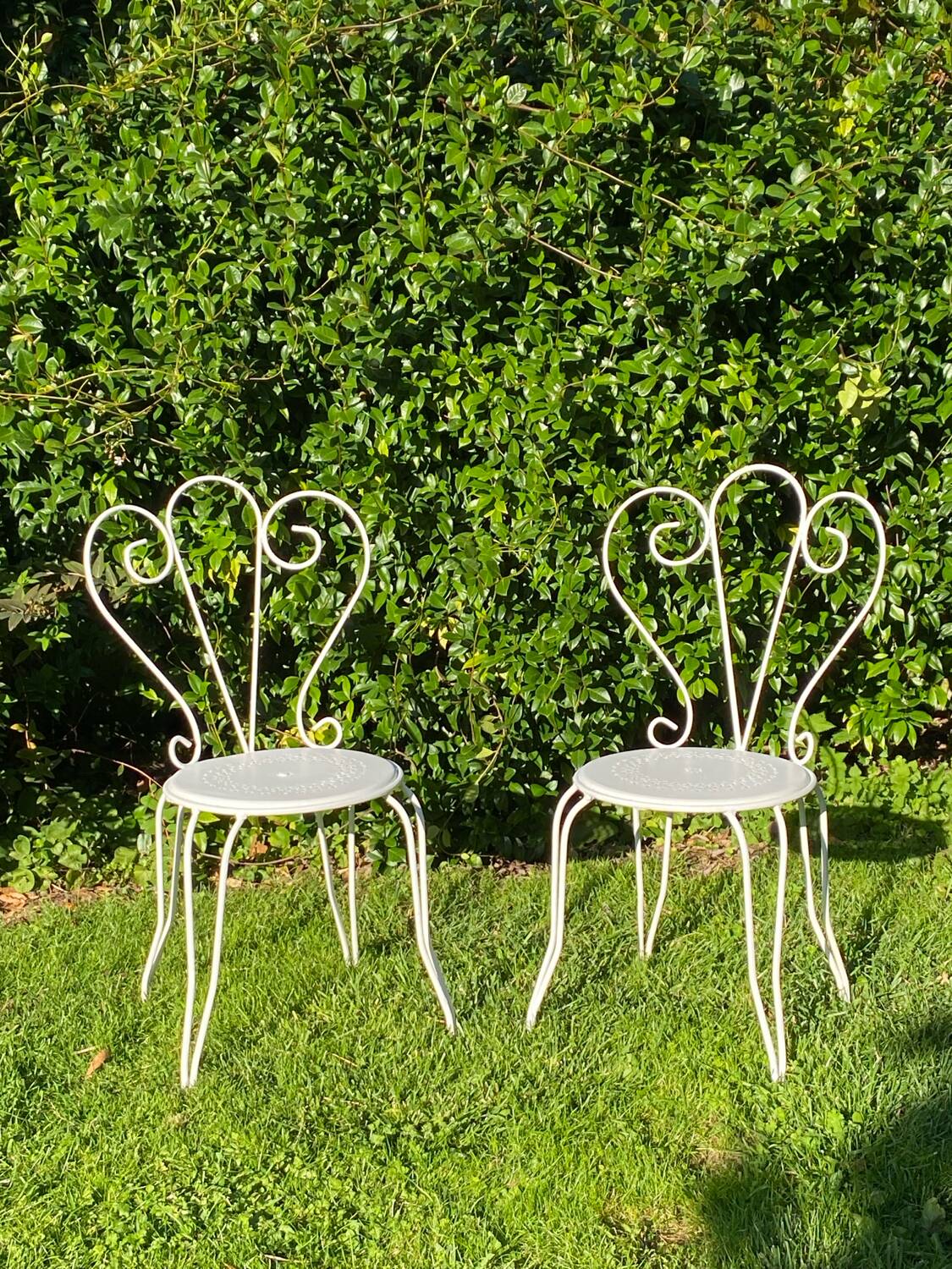 Paire de chaises de jardin anciennes en fer forgé ouvragé