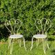Paire de chaises de jardin anciennes en fer forgé ouvragé