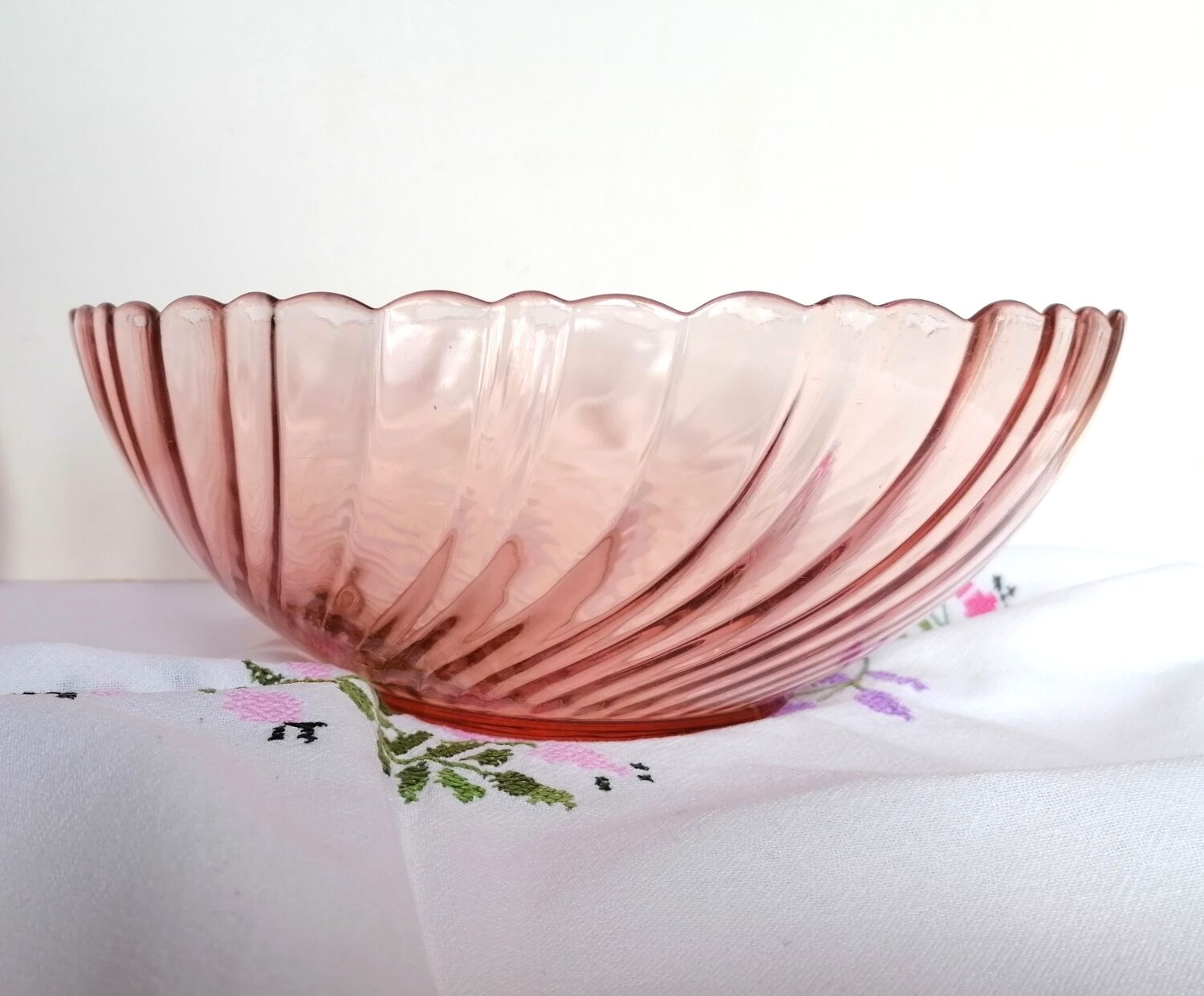 Rosaline service 5 cups and pink glass salad bowl