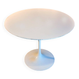 Knoll International table circa 1960, melamine wood top, white lacquered cast iron legs