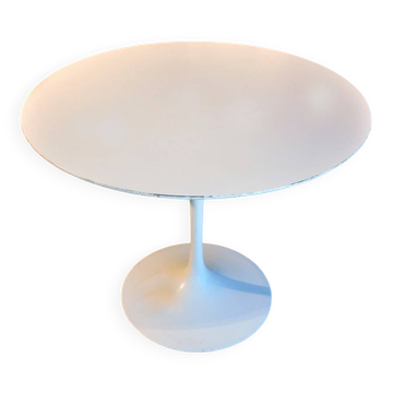 Knoll International table circa 1960, melamine wood top, white lacquered cast iron legs