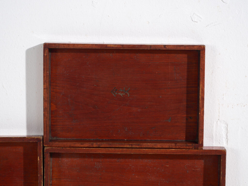 Plateaux japonais anciens empilables en bois teinté – période Taishō–Showa (c.1910–1940)