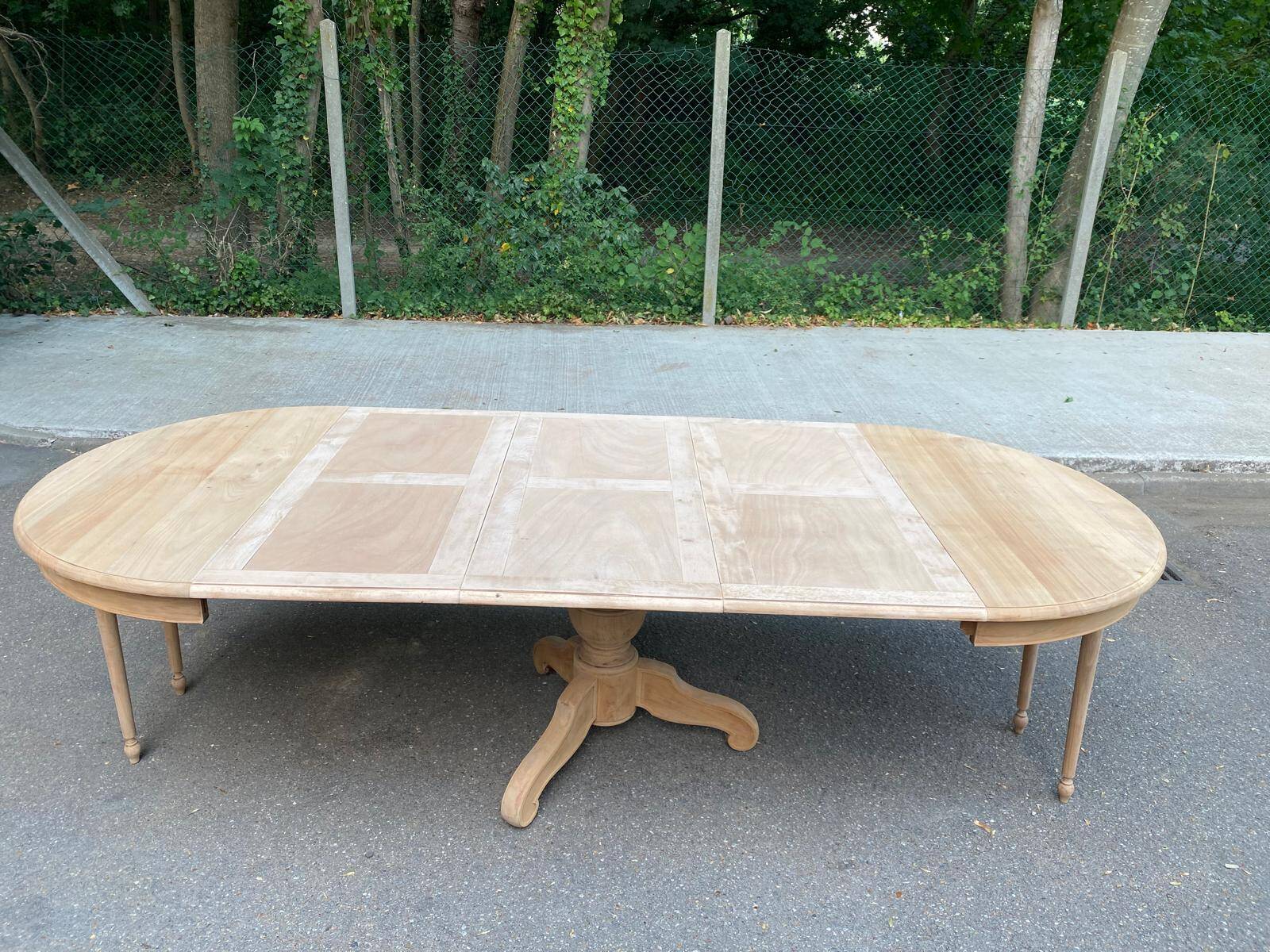 Table à manger ronde pied central extensible décapée en bois massif 3 rallo