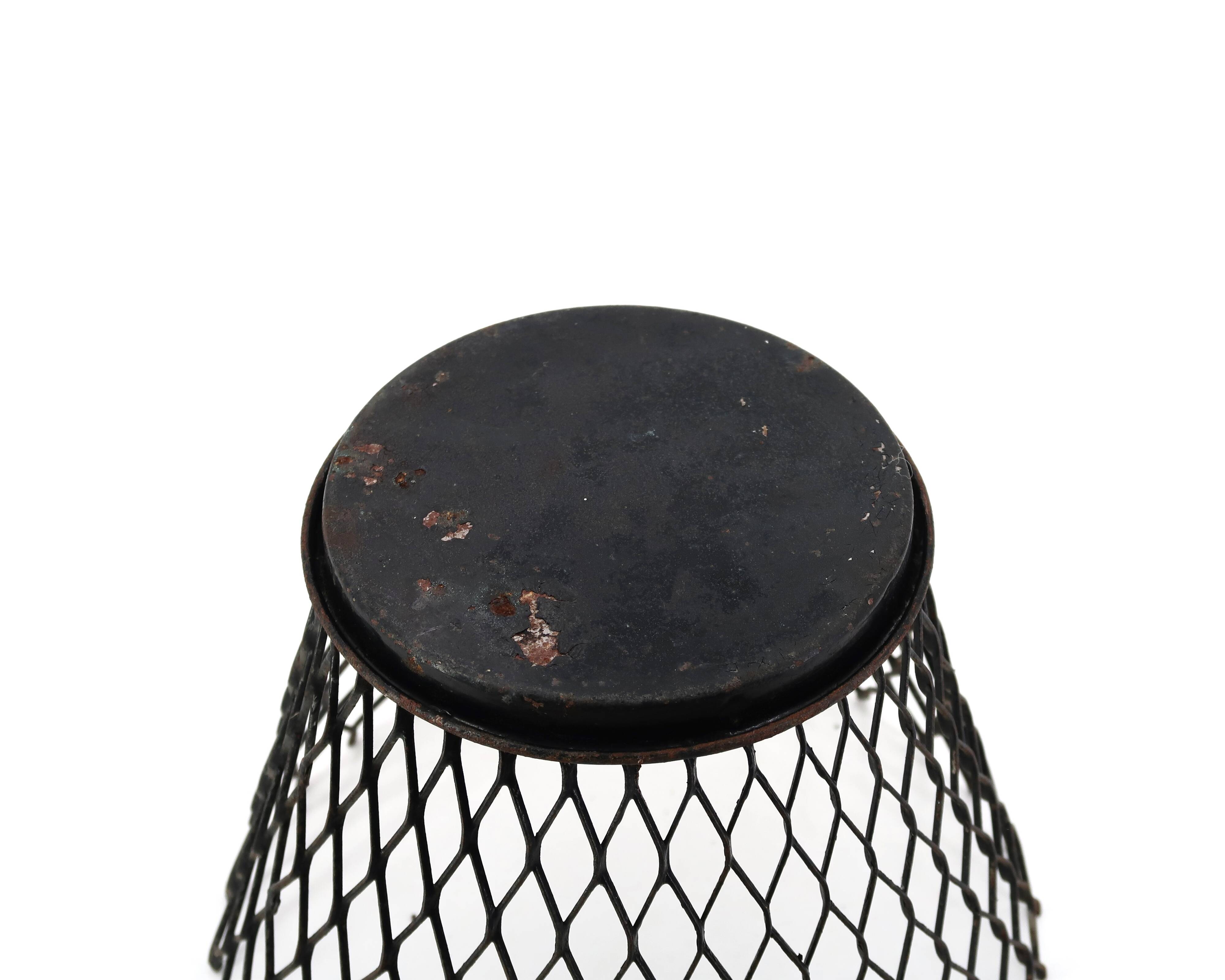 Cache pot en métal grillagé noir style Mathieu Matégot, années 50