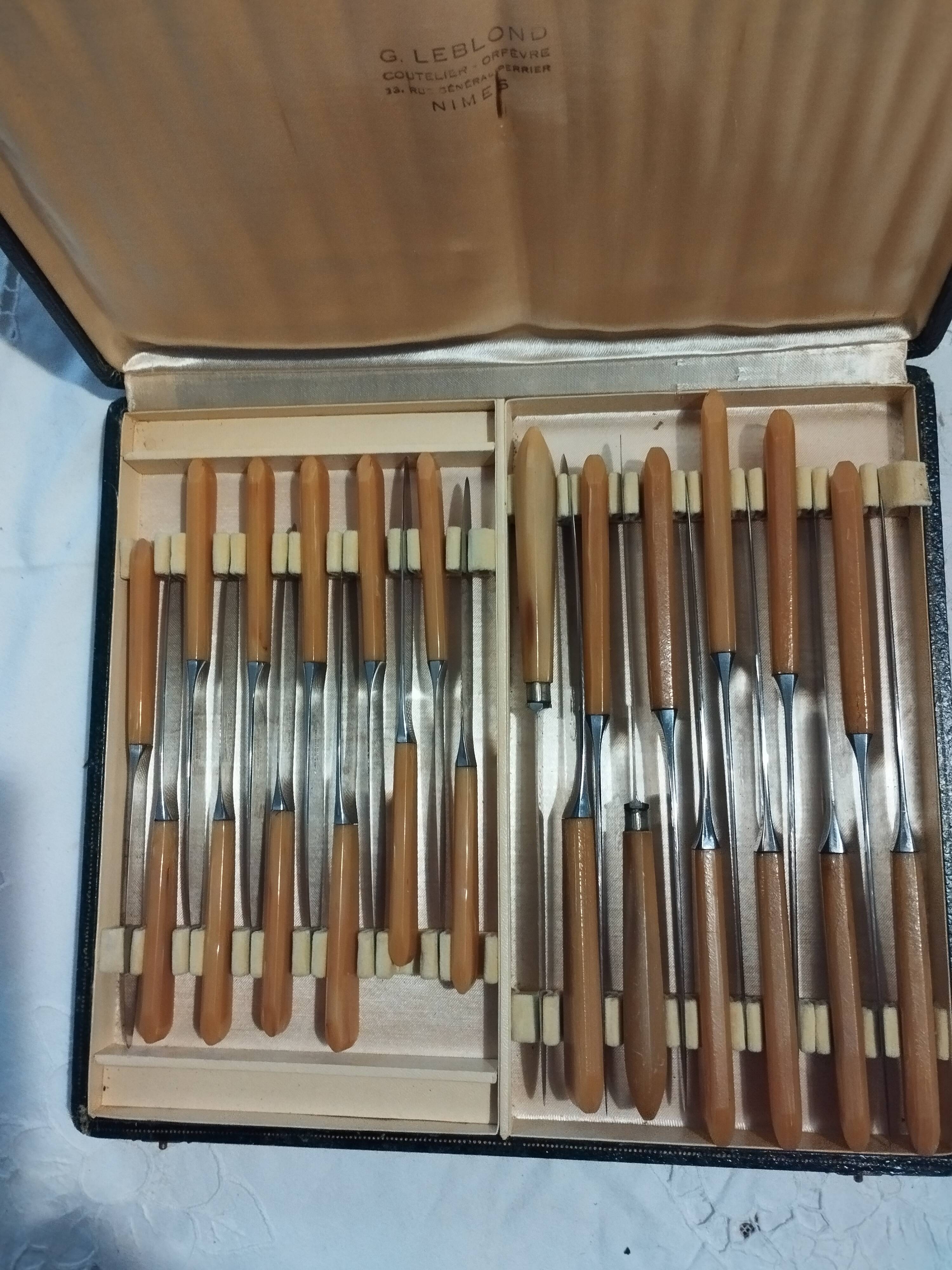 ménagère de couteaux en corne