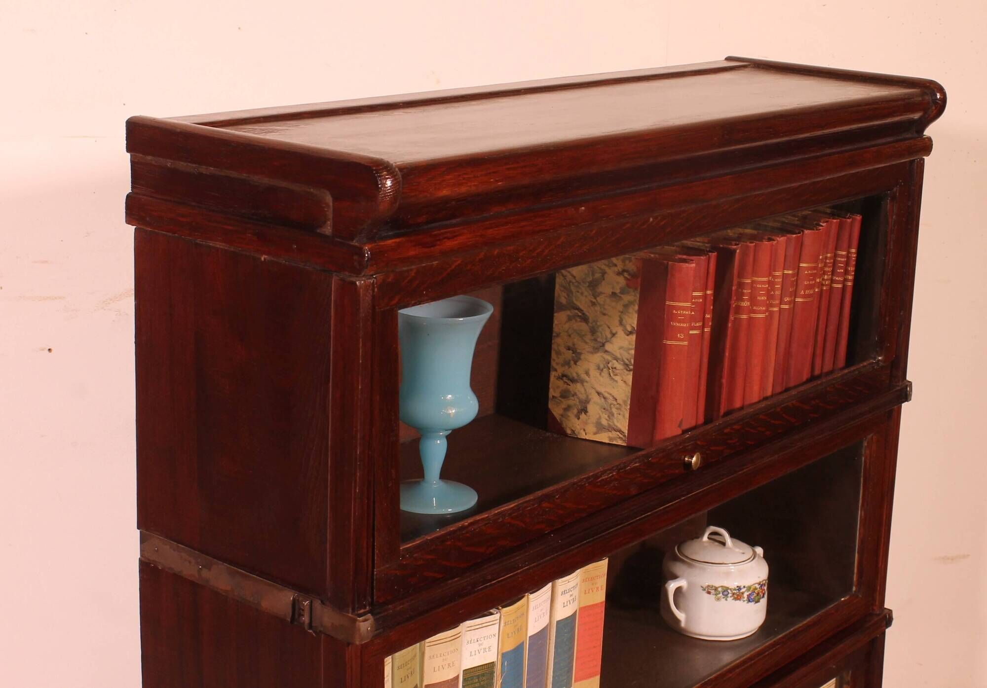 Globe Wernicke Library in mahogany, consisting of 3 pieces.