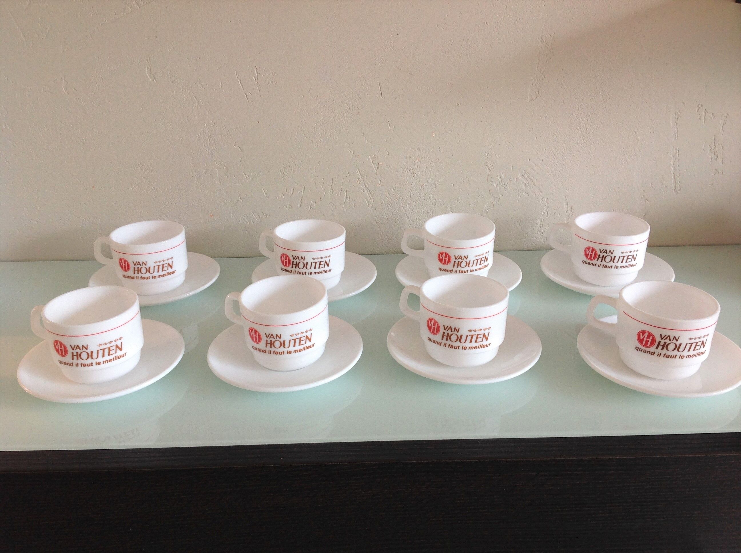 Suite de huit tasses à chocolat Van Houten en Arcopal / vintage années 70
